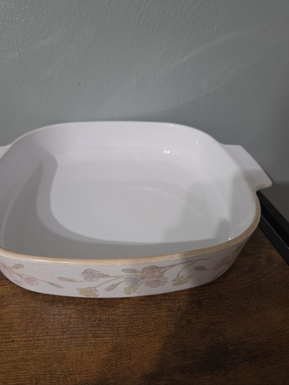 Vintage Corning ware  White Floral Ceramic Baking Dish with lid. 2.5 liter